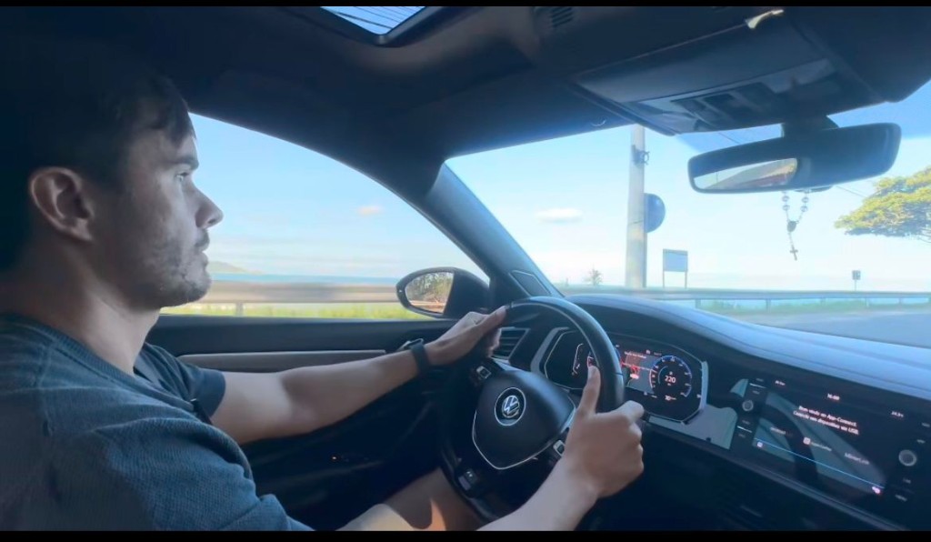Aula prática ao volante com veículo moderno em rota costeira